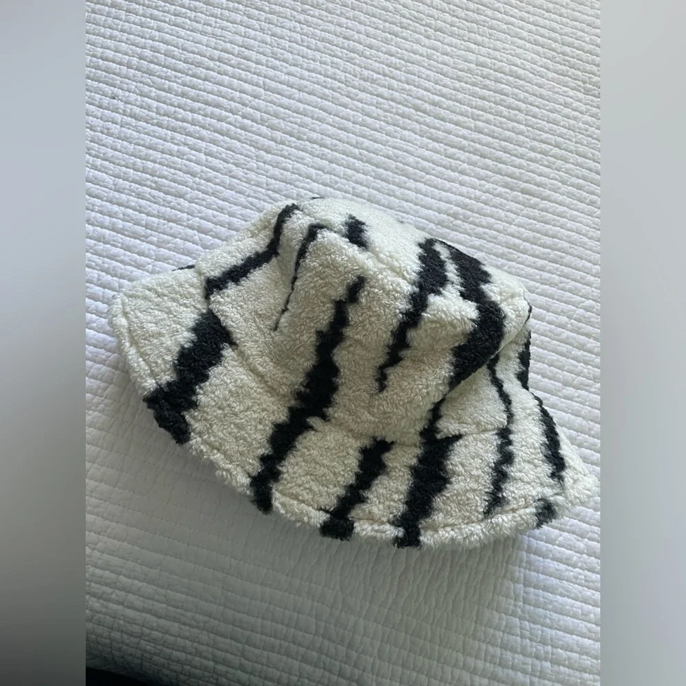 Free People shaggy Sherpa bucket hat - Picture 3 of 5